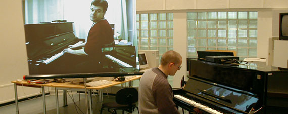 Video clip showing a lesson in free accompaniment with the help of a MIDI solenoid piano and a videoconference