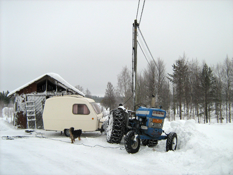 Asuntovaunu hitsauskoppina sähköpylvään vieressä