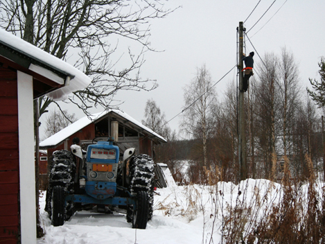 Traktori pitää ilmakaapelia paikoillaan
